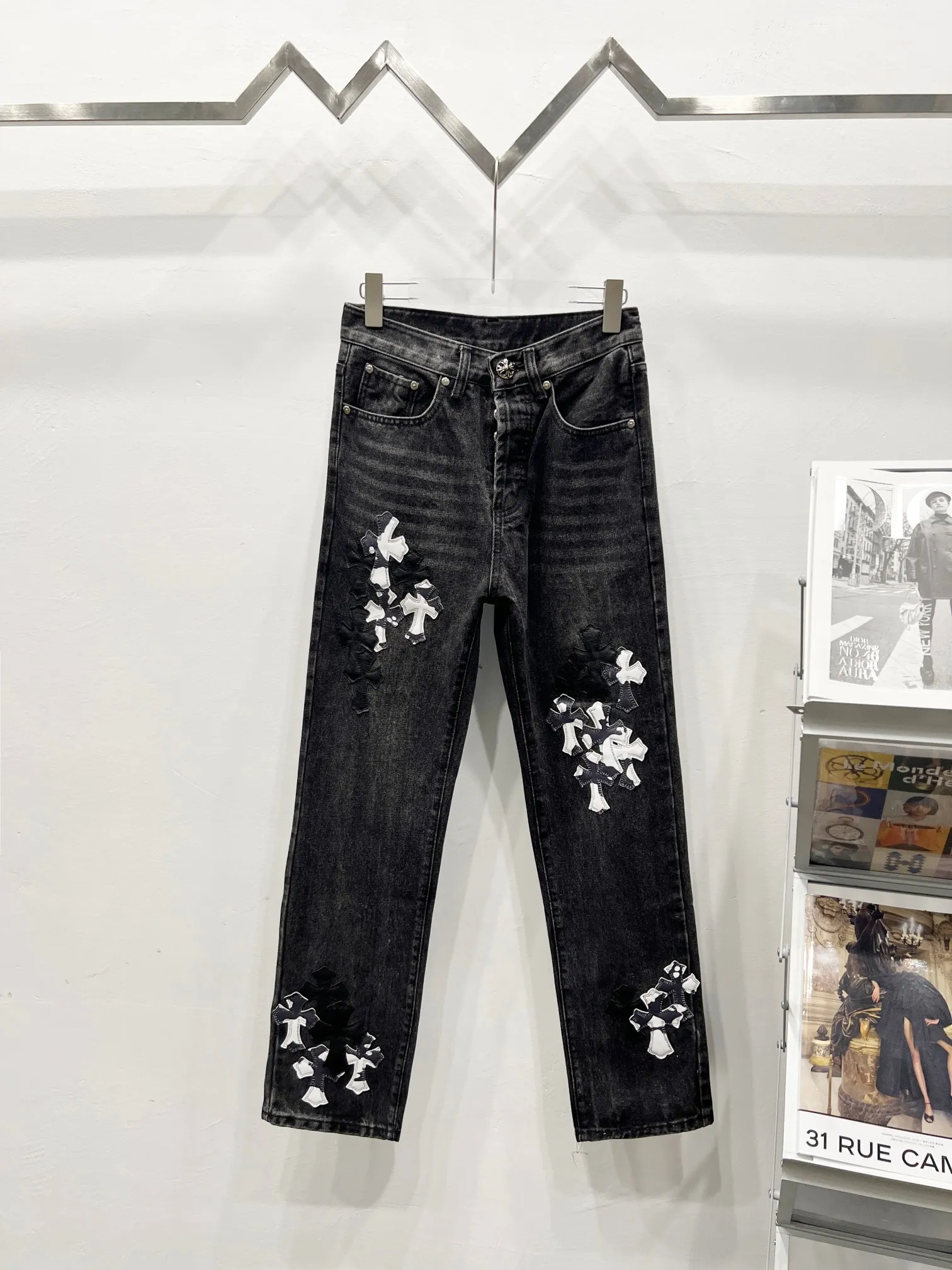 P260 Style number: (C007) Chrome hearts CH co-branded Drak Miami black milk cowhide jeans exude uninhibited personality and unique charm. Every wear and tear is carefully designed to present a unique artistic feel. Made of imported denim fabric, which has undergone heavy industrial washing and destruction treatment, the trousers show a super cool effect on the upper body, allowing you to dominate the fashion stage.  This is more than just a pair of jeans, it is an expression of attitude. With its unique design concept and ultimate pursuit of details, Croxin breaks traditional boundaries and defines the jeans trend in the new era. The trousers are made of double-layer woven fabric with customized hardware. Special Italian cowhide is printed and cut. Customized sheepskin three-layer thick thread leather. The entire body is spliced ​​in heavy water washing. Craftsmen hand-splash ink. You can see the details. Three-dimensional cutting version. Loose and comfortable, not flattering to the figure. Makes taller and slimmer. Seiko factory. Original quality control. Same style for men and women. Can be matched with couples. Versatile recommendation. Must-have jeans for all seasons. Color: black Size: 28-30-32-34